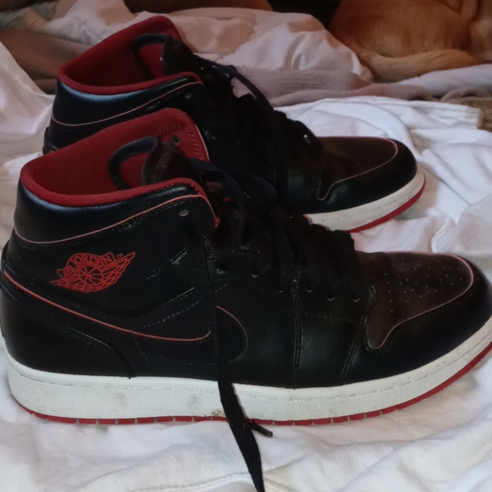 Nike jordan 1 black and red